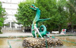 Скульптура «Мальчик и Дракон»